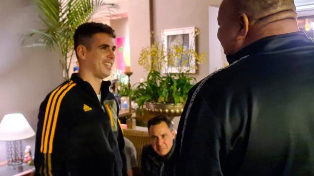 世界杯预选赛-奥斯卡现身巴西与艾克森重逢 最快要等到七月归队