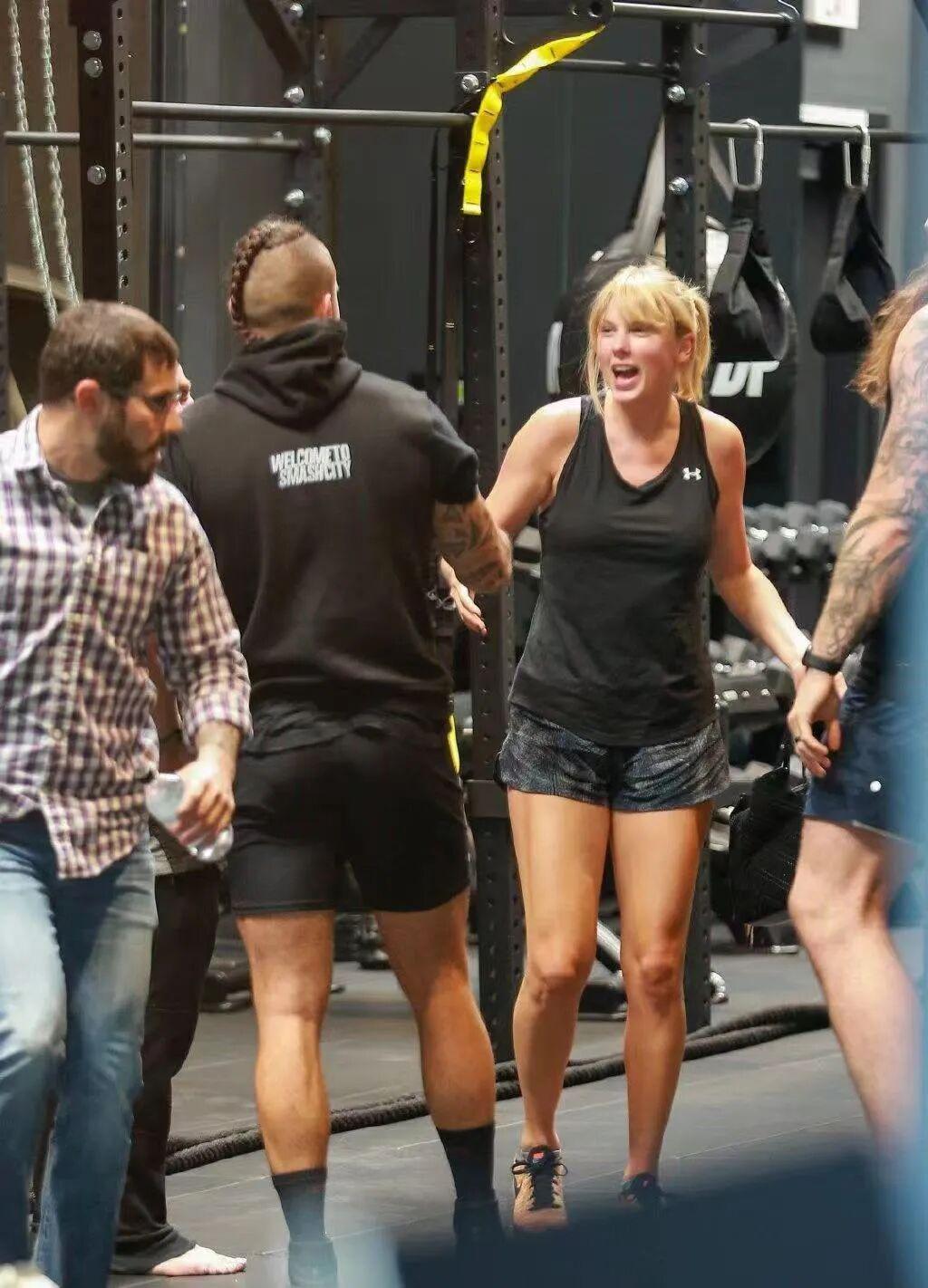 亚洲区-Taylor Swift 霉霉在健身房，锻炼健康体格